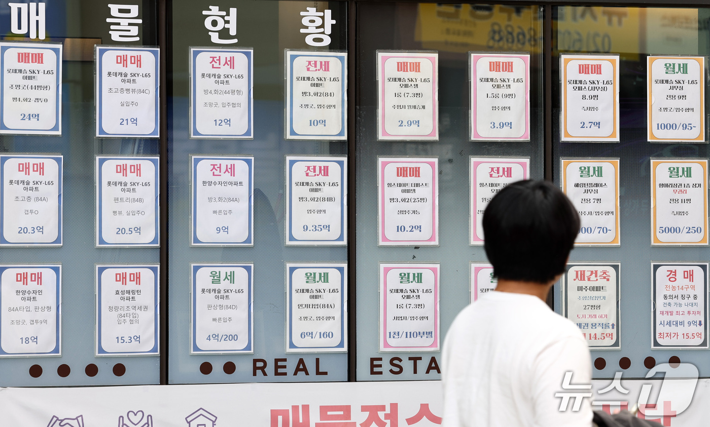 (서울=뉴스1) 최지환 기자 = 20일 서울부동산정보광장의 아파트 거래량 자료를 분석한 결과 올해 1∼9월 서울 아파트 월세 거래량은 8만7740건으로 전체 전월세 거래량(17만2 …