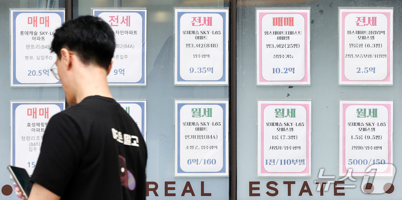 (서울=뉴스1) 최지환 기자 = 20일 서울부동산정보광장의 아파트 거래량 자료를 분석한 결과 올해 1∼9월 서울 아파트 월세 거래량은 8만7740건으로 전체 전월세 거래량(17만2 …