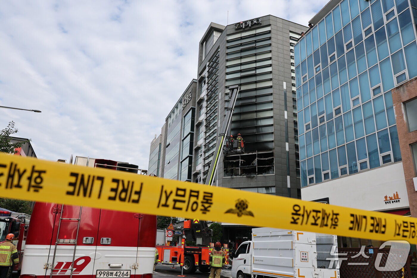 본문 이미지 - 20일 서울 강남구 역삼동 화재가 발생한 한 상가에서 소방대원들이 화재현장을 살펴보고 있다. 2026.10.20 ⓒ 뉴스1 김도우 기자