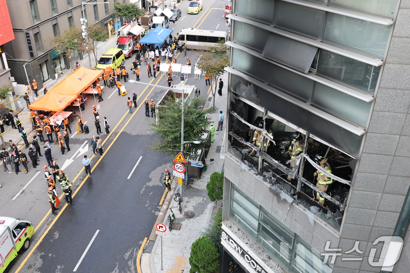 (서울=뉴스1) 김도우 기자 = 20일 서울 강남구 역삼동 화재가 발생한 한 상가에서 소방대원들이 화재현장을 살펴보고 있다. 2026.10.20/뉴스1
