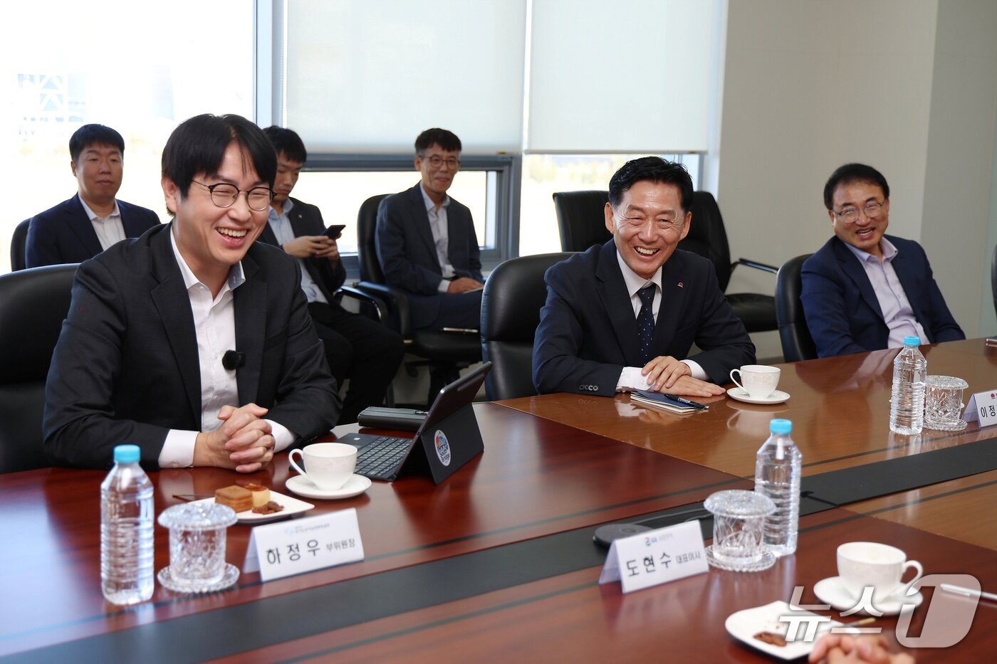 본문 이미지 - 20일 강원 동해시에서 열린 AI 데이터센터 조성사업 관련 간담회에서 하정우 국가인공지능전략위원회 상근부위원장(왼쪽)과 이정학 동해시장(가운데)이 웃으며 대화를 나누고 있다. (동해시 제공. 재판매 및 DB 금지) 2026.10.20 