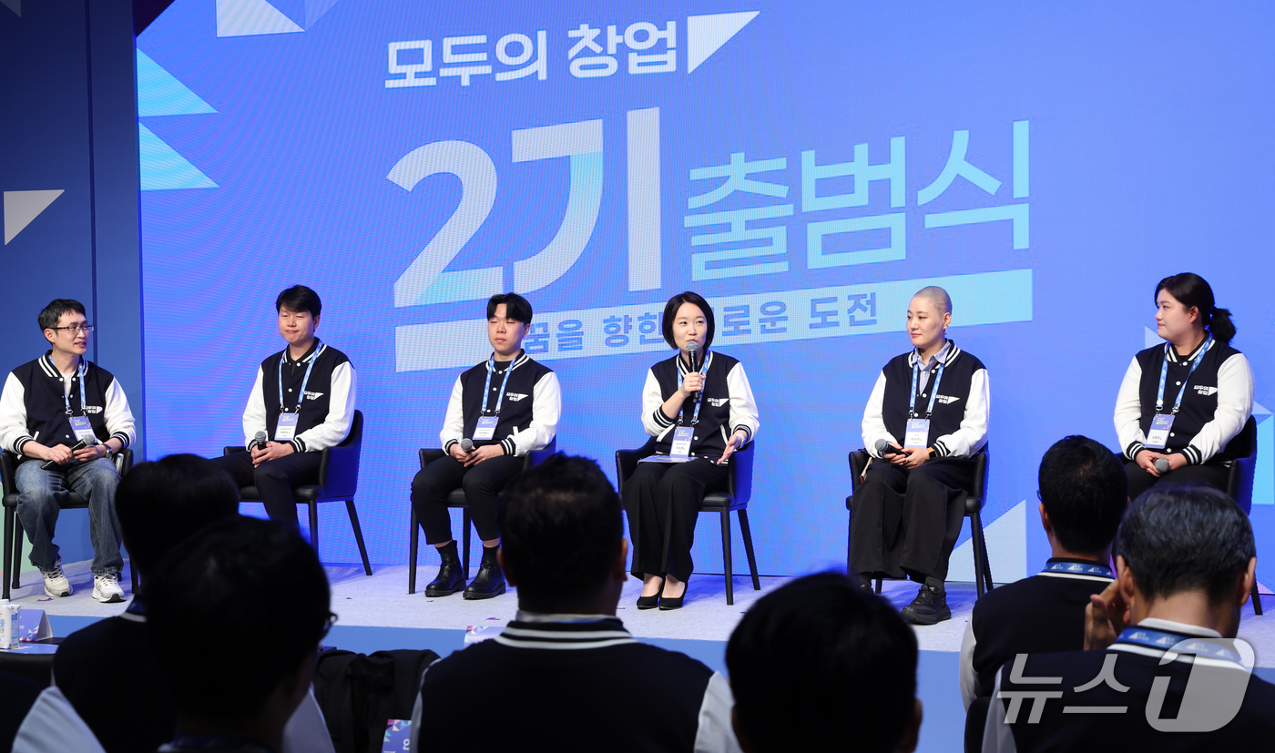 (서울=뉴스1) 김명섭 기자 = 이소영 중소벤처기업부 장관과 참석자들이 20일 서울 마포구 스타트업벤처 캠퍼스(SVC)에서 열린 모두의 창업 2기 출범식에서 토론을 하고 있다. 2 …