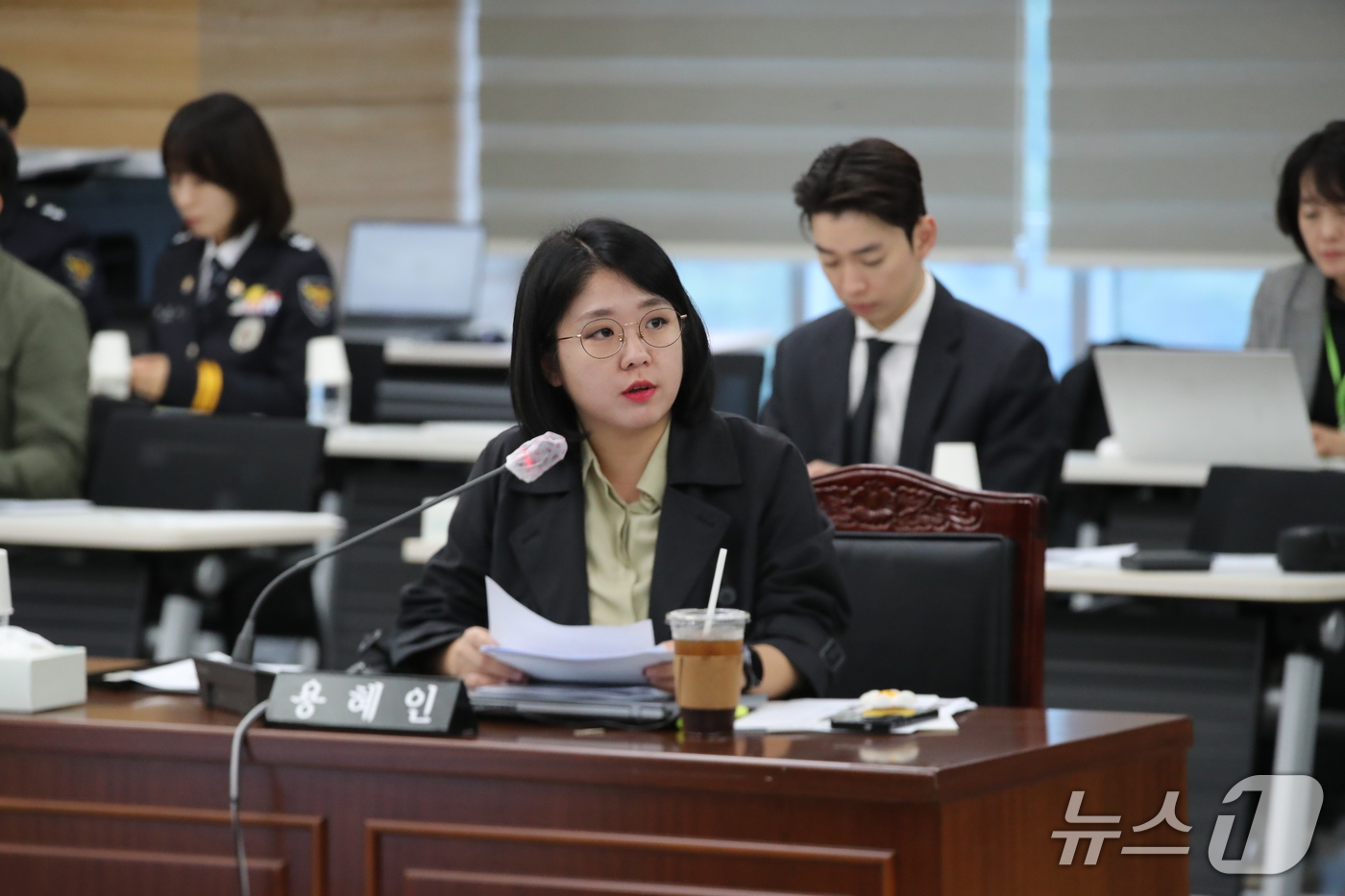 (안동=뉴스1) 신성훈 기자 = 용혜인 기본소득당 의원이 20일 오후 경북 안동 풍천면 경북경찰청에서 열린 국회 행정안전위원회(행안위)의 2026년도 국정감사에서 박헌수 경북경찰청 …