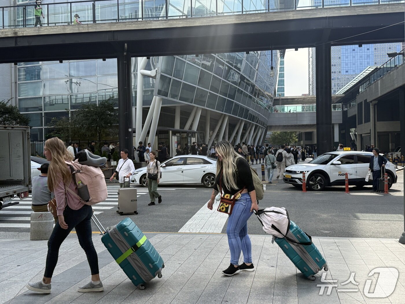 본문 이미지 - 부산역 앞 광장에 외국인 관광객들이 캐리어를 끌고 가고 있다. ⓒ 뉴스1 윤슬빈 관광전문기자