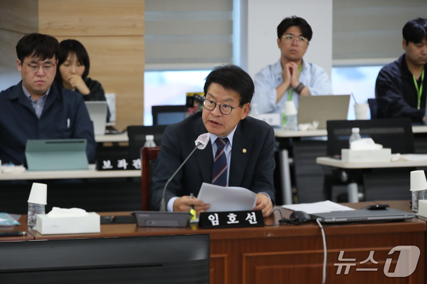 (안동=뉴스1) 신성훈 기자 = 임호선 더불어민주당 의원이 20일 오후 경북 안동 풍천면 경북경찰청에서 열린 국회 행정안전위원회(행안위)의 2026년도 국정감사에서 박헌수 경북경찰 …