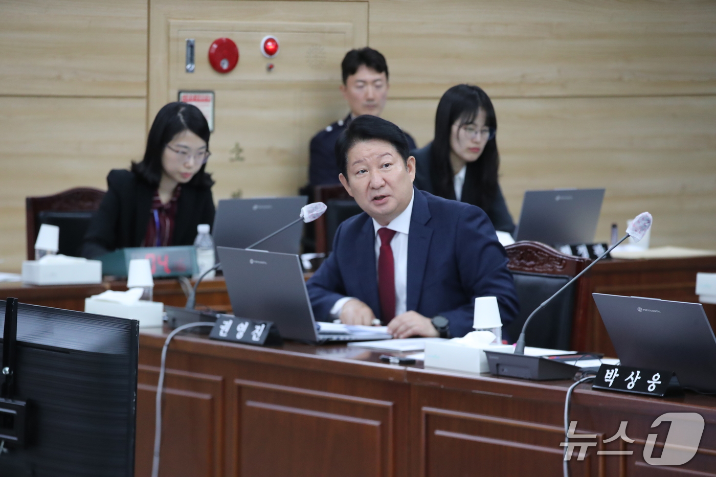 (안동=뉴스1) 신성훈 기자 = 권영진 국민의힘 의원이 20일 오후 경북 안동 풍천면 경북경찰청에서 열린 국회 행정안전위원회(행안위)의 2026년도 국정감사에서 박헌수 경북경찰청장 …