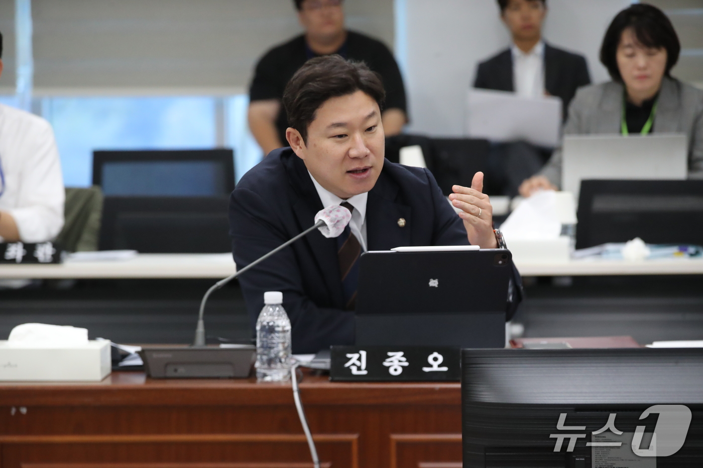 (안동=뉴스1) 신성훈 기자 = 진종오 국민의힘 의원이 20일 오후 경북 안동 경북경찰청에서 열린 국회 행정안전위원회(행안위)의 2026년도 국정감사에서 박헌수 경북경찰청장에게 질 …