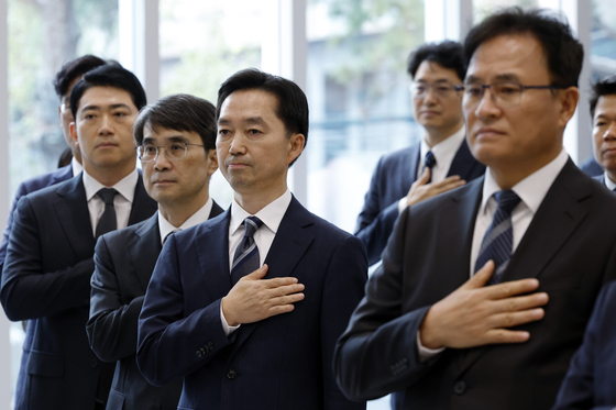 국민의례 하는 김지용 초대 중수청장