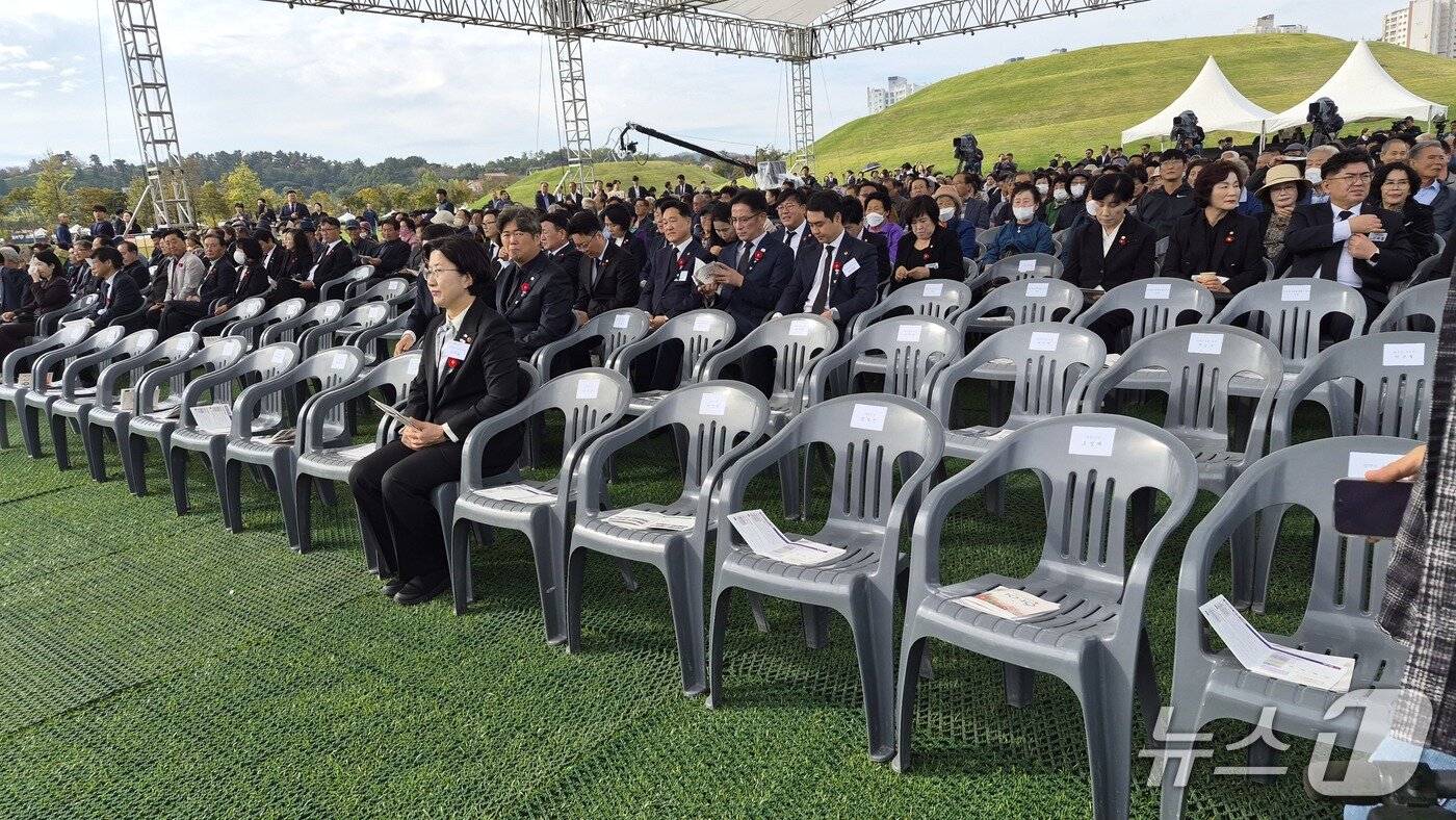 본문 이미지 - 19일 전남광주 순천시 오천그린광장에서 열린 제78주기 여순사건 합동추념식에서 고의숙 제주교육감이 홀로 앉아있다. (범국민연대 제공. 재판매 및 DB금지)
