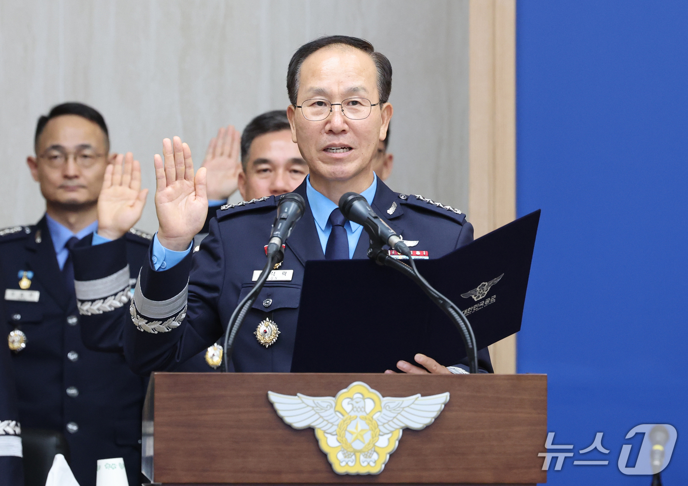 (계룡=뉴스1) 김기태 기자 = 손석락 공군 참모총장이 20일 충남 계룡대에서 열린 국회 국방위원회의 공군본부에 대한 국정감사에서 증인선서를 하고 있다. 2026.10.20/뉴스1 …
