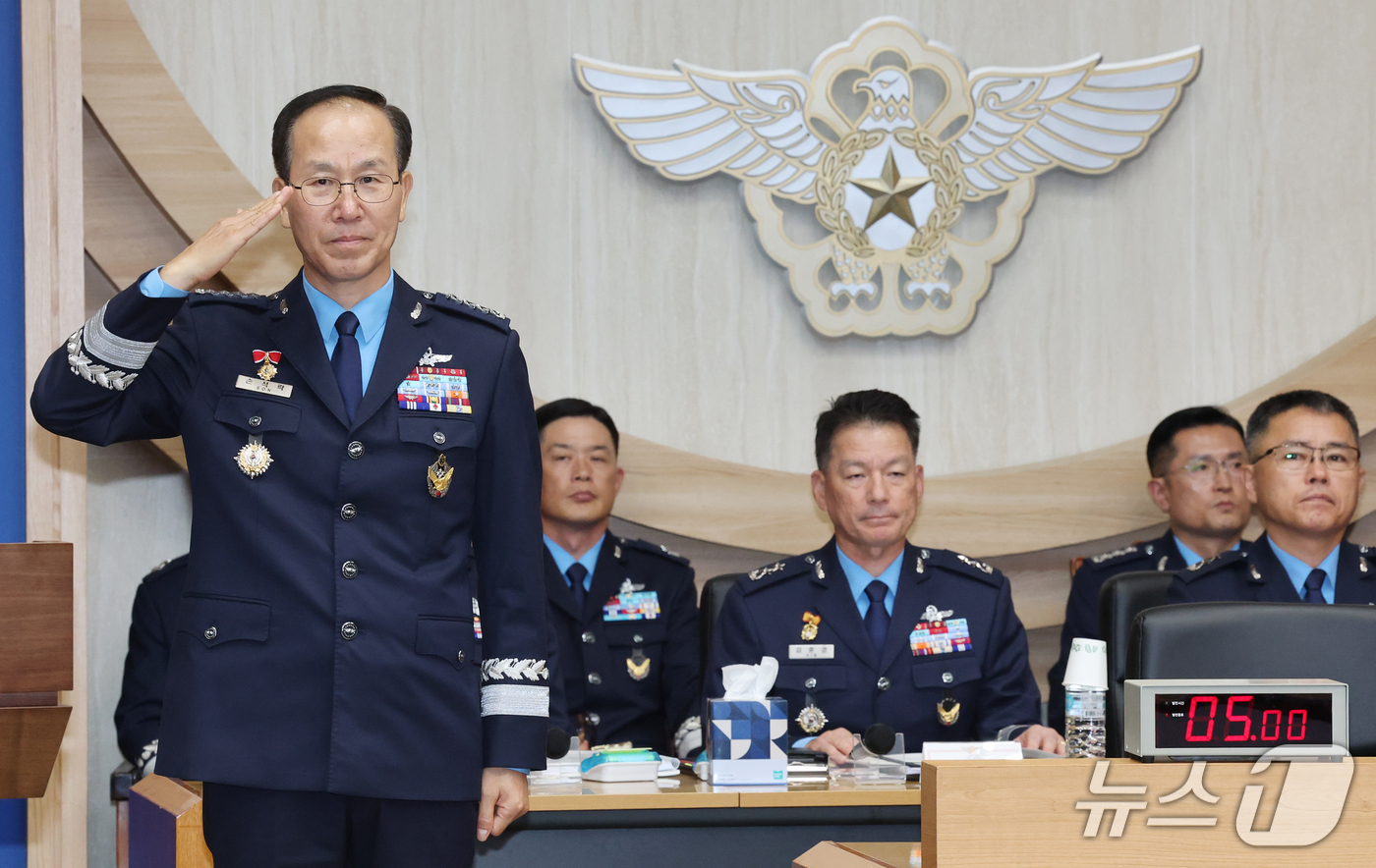 (계룡=뉴스1) 김기태 기자 = 손석락 공군 참모총장이 20일 충남 계룡대에서 열린 국회 국방위원회의 공군본부에 대한 국정감사에서 거수경례를 하고 있다. 2026.10.20/뉴스1 …