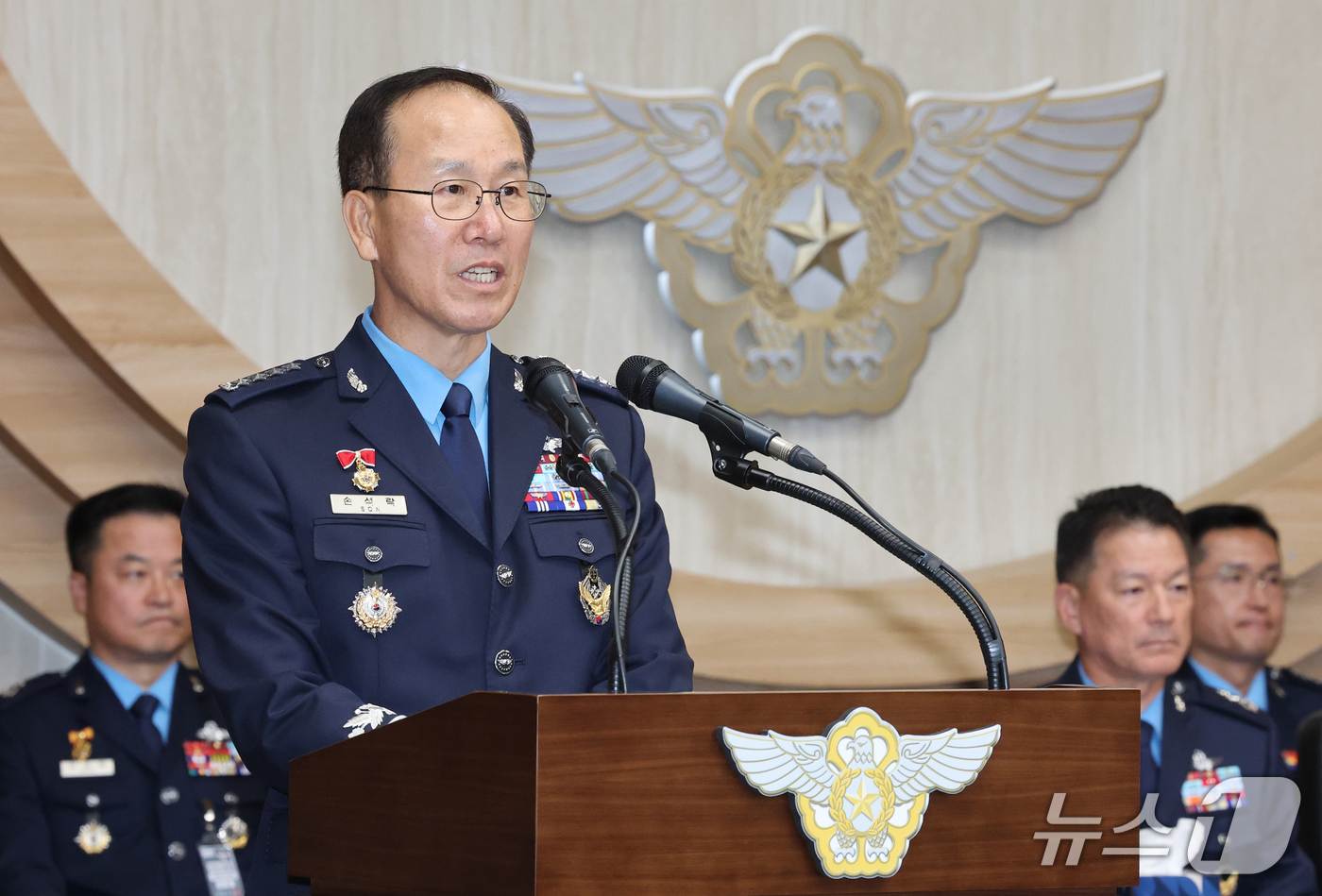 (계룡=뉴스1) 김기태 기자 = 손석락 공군 참모총장이 20일 충남 계룡대에서 열린 국회 국방위원회의 공군본부에 대한 국정감사에서 업무보고를 하고 있다. 2026.10.20/뉴스1 …