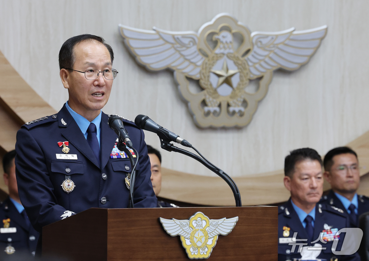 (계룡=뉴스1) 김기태 기자 = 손석락 공군 참모총장이 20일 충남 계룡대에서 열린 국회 국방위원회의 공군본부에 대한 국정감사에서 업무보고를 하고 있다. 2026.10.20/뉴스1 …