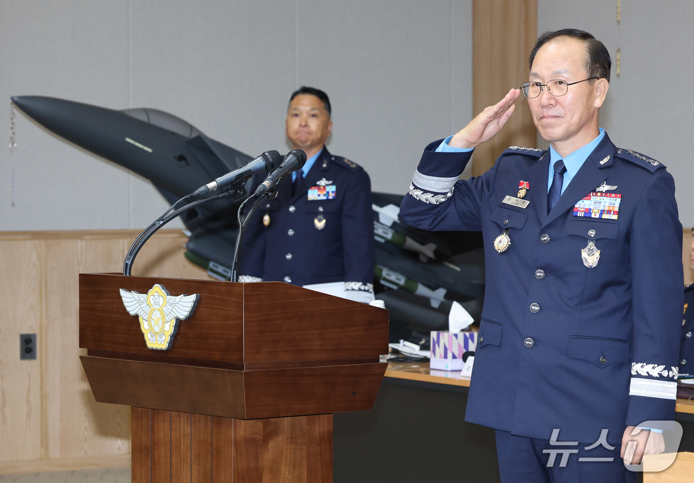 (계룡=뉴스1) 김기태 기자 = 손석락 공군 참모총장이 20일 충남 계룡대에서 열린 국회 국방위원회의 공군본부에 대한 국정감사에서 거수경례를 하고 있다. 2026.10.20/뉴스1 …