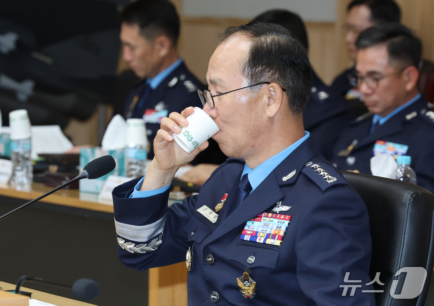 (계룡=뉴스1) 김기태 기자 = 손석락 공군 참모총장이 20일 충남 계룡대에서 열린 국회 국방위원회의 공군본부에 대한 국정감사에서 목을 축이고 있다. 2026.10.20/뉴스1