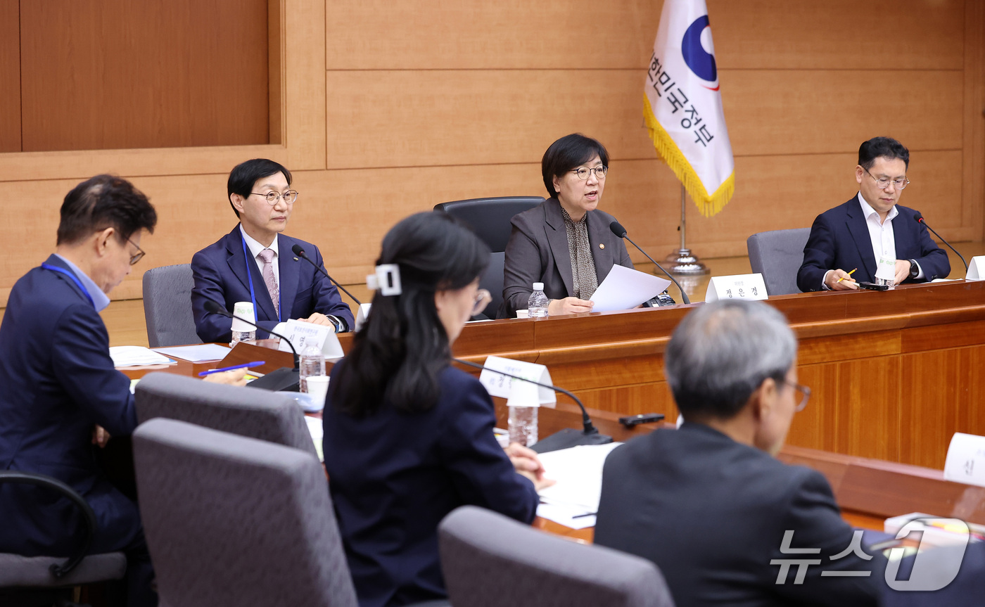 (서울=뉴스1) 김성진 기자 = 정은경 보건복지부 장관이 20일 서울 종로구 정부서울청사에서 열린 2026년도 제7차 국민연금기금운용위원회에서 모두발언을 하고 있다. 2026.10 …
