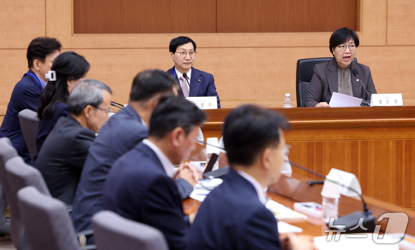(서울=뉴스1) 김성진 기자 = 정은경 보건복지부 장관이 20일 서울 종로구 정부서울청사에서 열린 2026년도 제7차 국민연금기금운용위원회에서 모두발언을 하고 있다. 왼쪽은 김성주 …