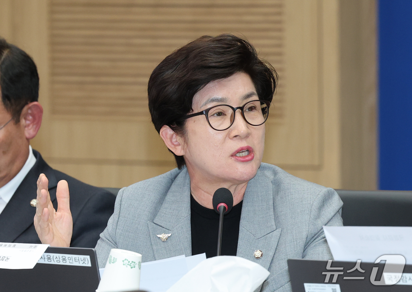 (계룡=뉴스1) 김기태 기자 = 강선영 국민의힘 의원이 20일 충남 계룡대에서 열린 국회 국방위원회의 공군본부에 대한 국정감사에서 질의하고 있다. 2026.10.20/뉴스1