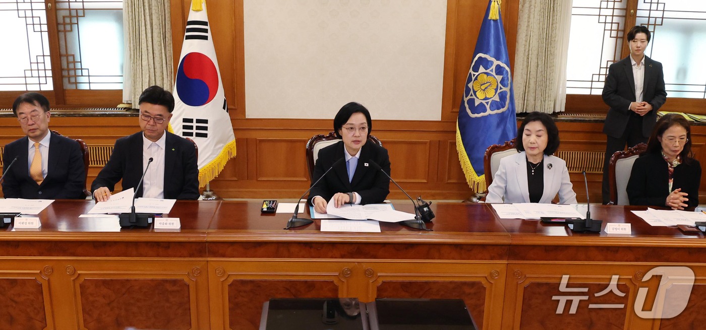 (서울=뉴스1) 이종덕 기자 = 한성숙 국무총리가 20일 서울 종로구 정부서울청사에서 열린 제262차 정부업무평가위원회 회의를 주재하고 있다. 한 총리는 이날 모두 발언에서 부처 …