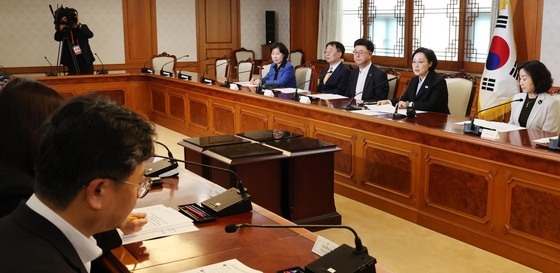 韓총리 "정부 자화자찬 안 돼…정책, 국민에게 닿는지 철저 점검"