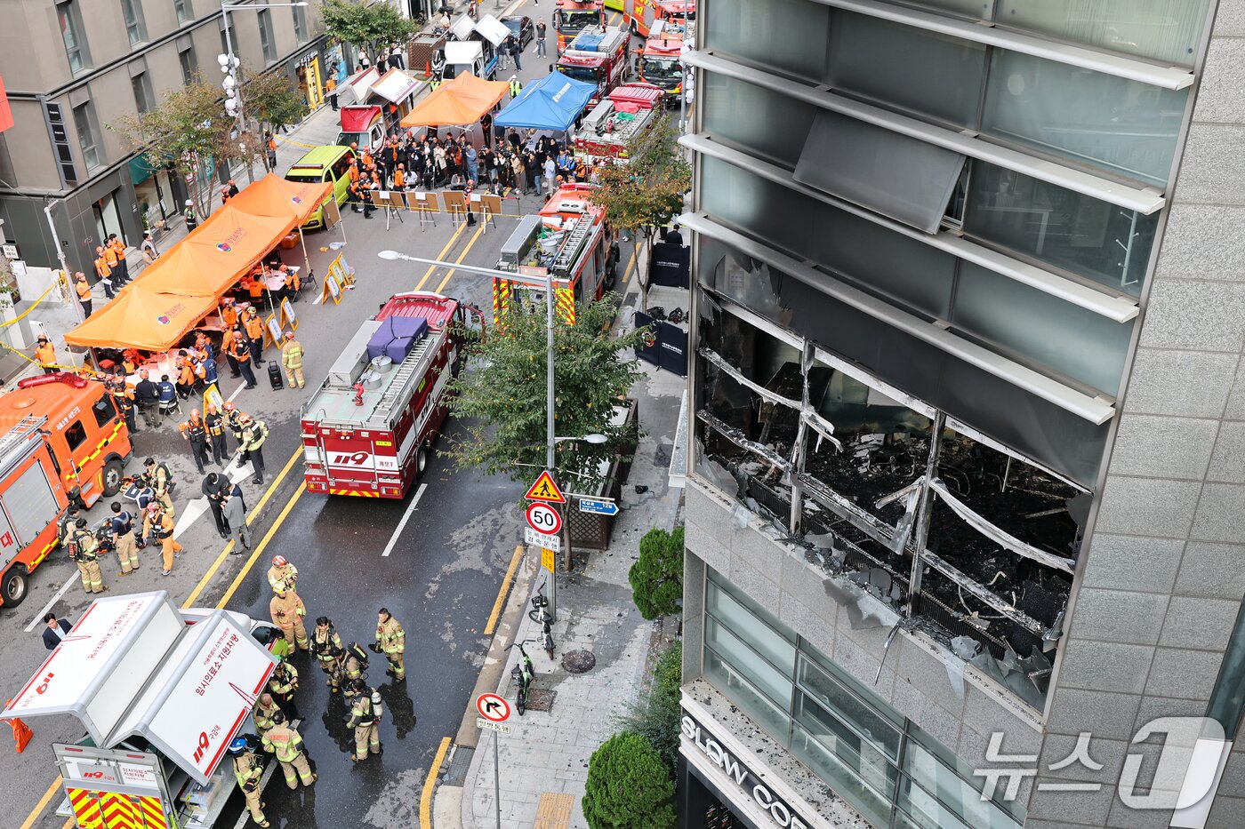 본문 이미지 - 20일 서울 강남구 역삼동 화재가 발생한 한 상가에서 소방대원들이 화재현장을 살펴보고 있다. 2026.10.20 ⓒ 뉴스1 김도우 기자