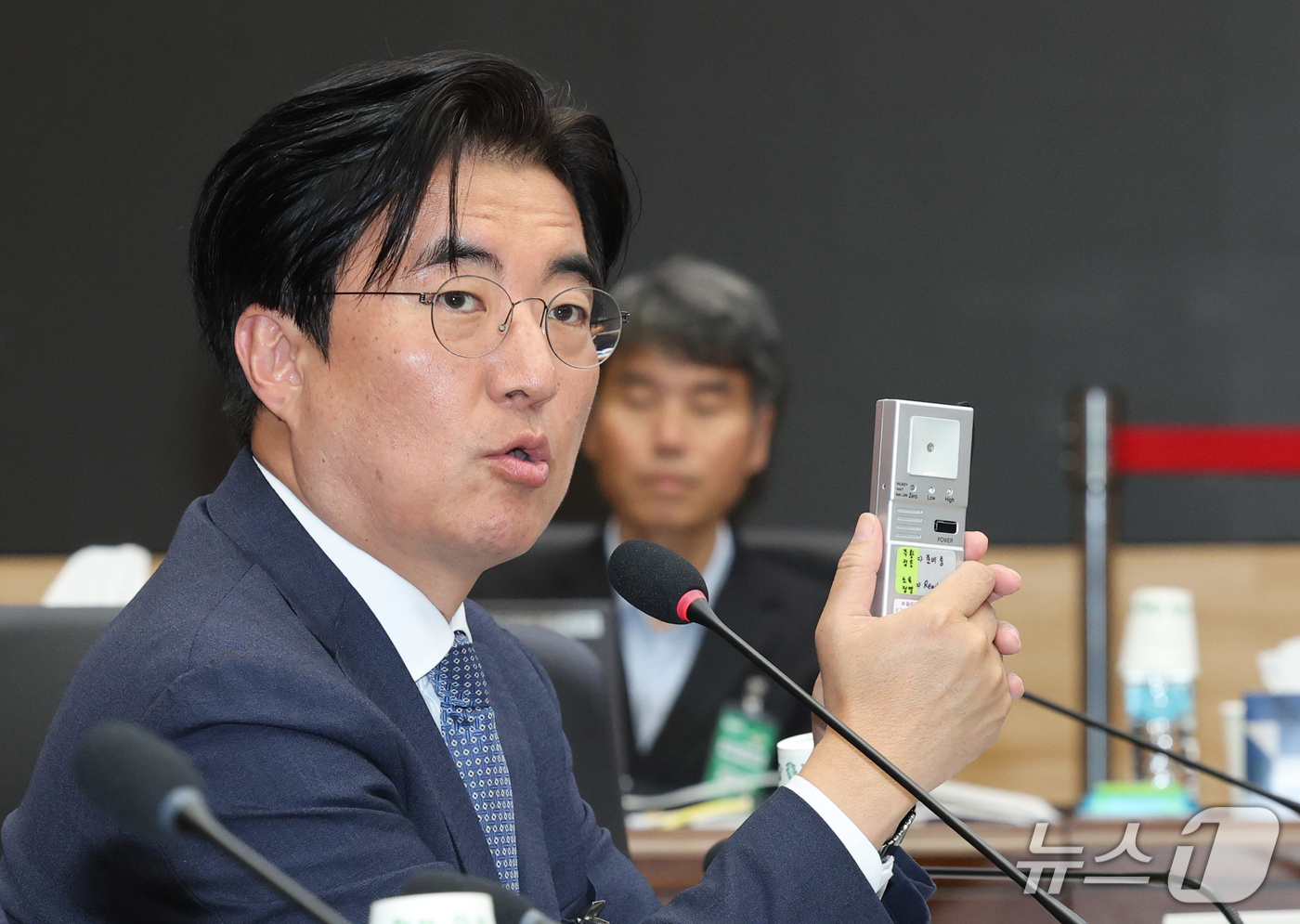 (계룡=뉴스1) 김기태 기자 = 김성회 더불어민주당 의원이 20일 충남 계룡대에서 열린 국회 국방위원회의 공군본부에 대한 국정감사에서 질의하고 있다. 2026.10.20/뉴스1