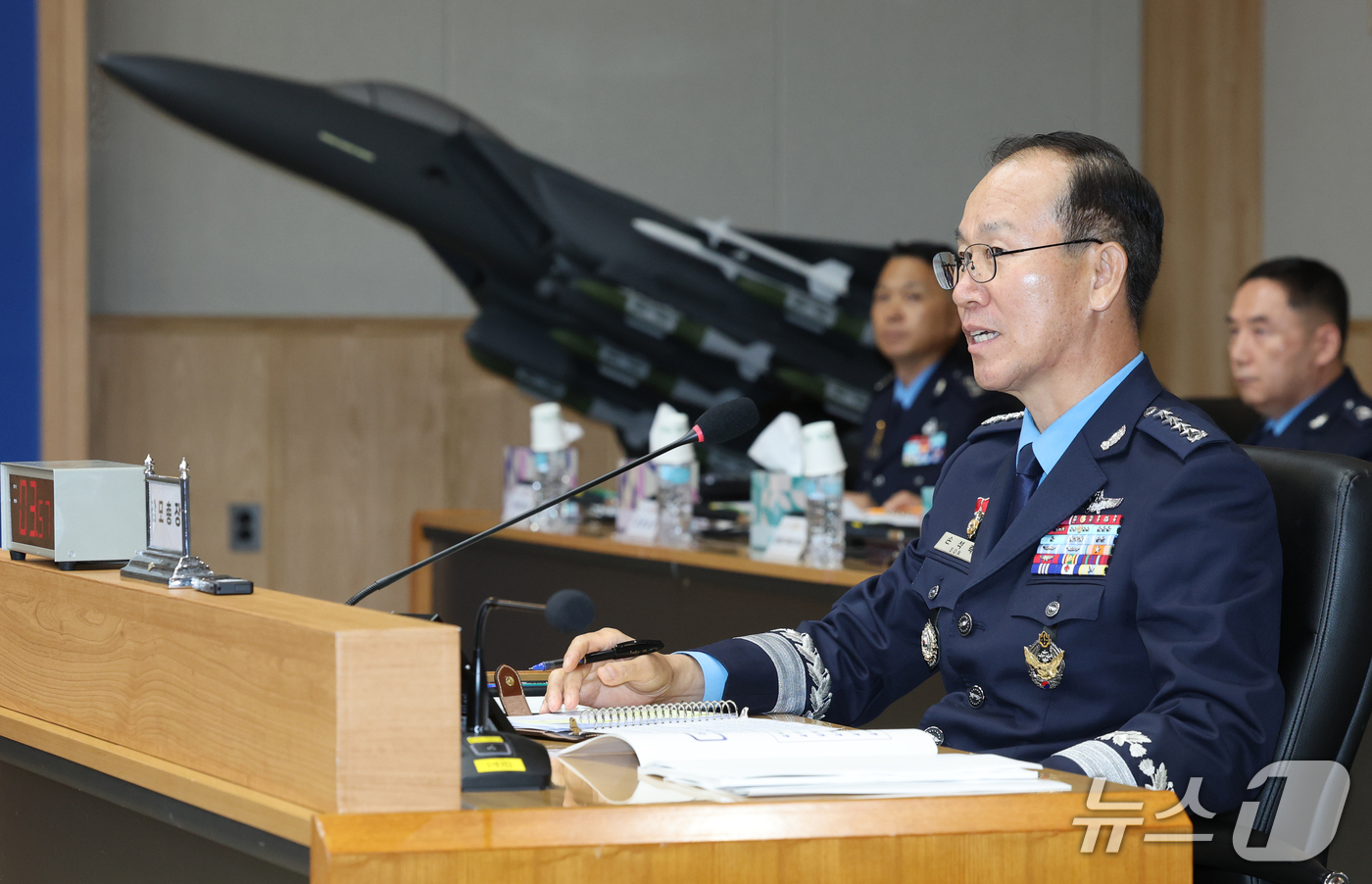 (계룡=뉴스1) 김기태 기자 = 손석락 공군 참모총장이 20일 충남 계룡대에서 열린 국회 국방위원회의 공군본부에 대한 국정감사에서 답변하고 있다. 2026.10.20/뉴스1