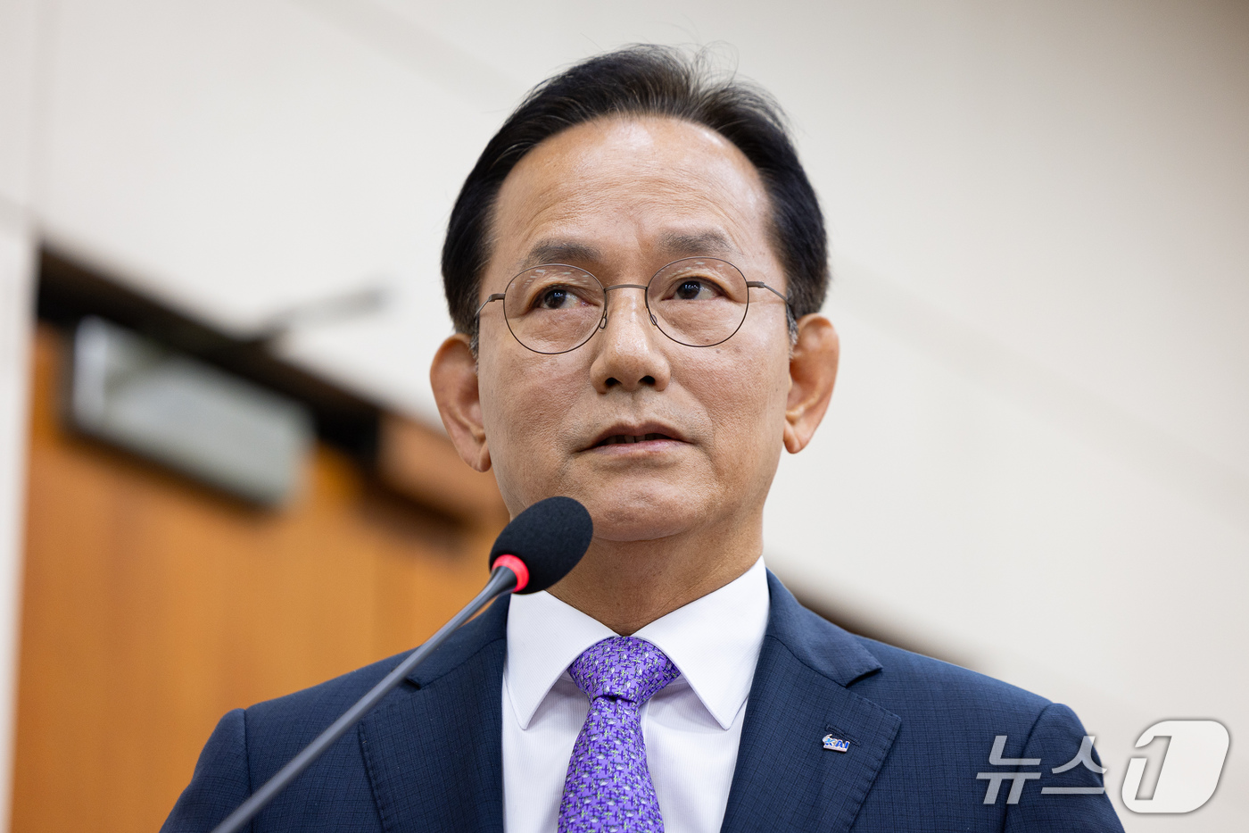 (서울=뉴스1) 유승관 기자 = 김종출 한국항공우주산업(KAI) 대표가 20일 서울 여의도 국회에서 열린 재정경제기획위원회의 한국수출입은행 등에 대한 국정감사에 일반증인으로 출석해 …