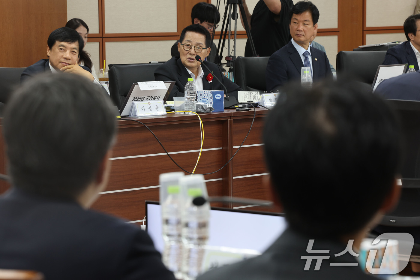 (광주=뉴스1) 박지현 기자 = 박지원 더불어민주당 의원(해남·완도·진도)이 20일 전남광주통합특별시 동구 지산동 광주광역공소청에서 열린 국회 법제사법위원회(법사위)의 대전광역·대 …