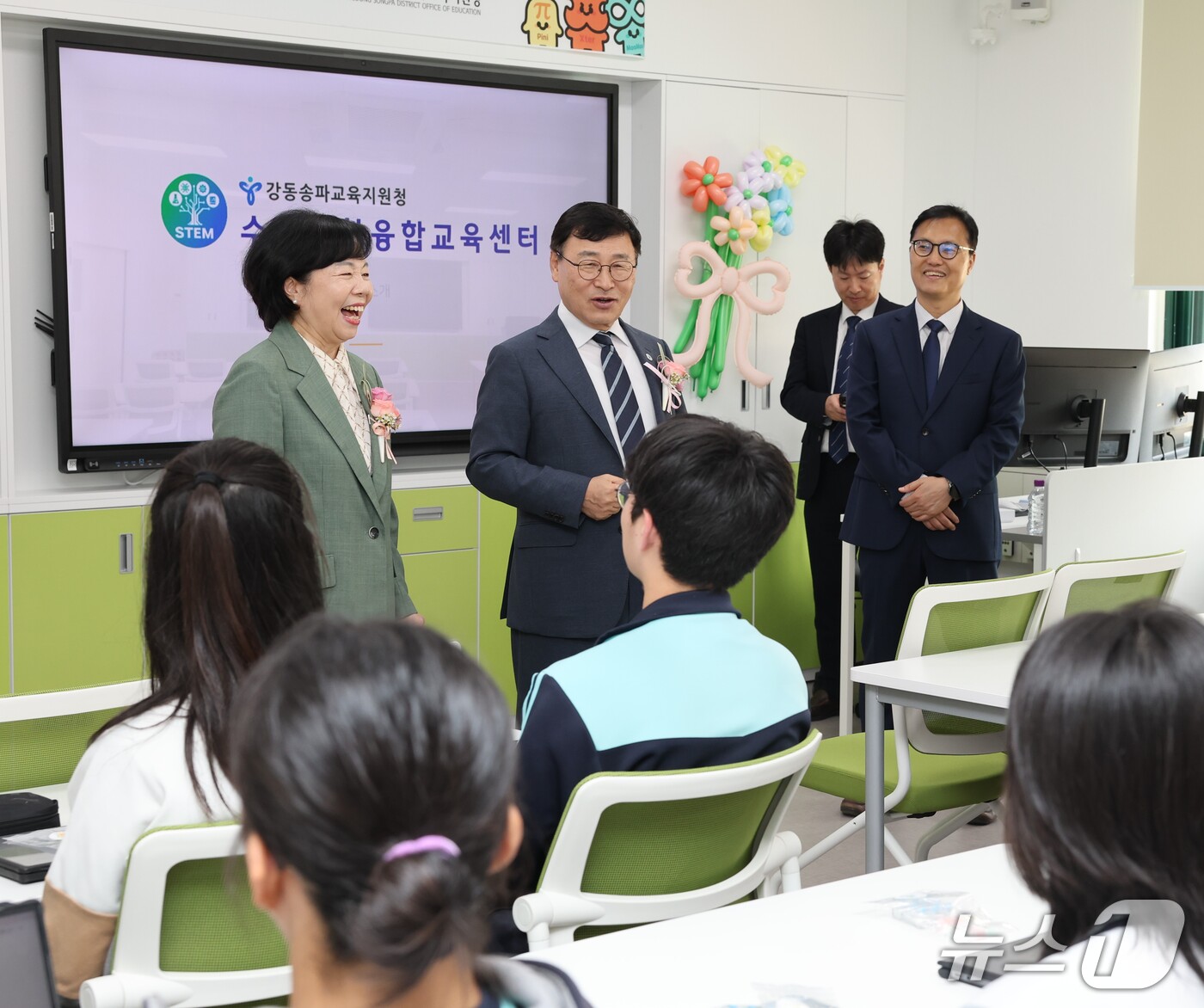 (서울=뉴스1) = 정근식 서울시교육감이 20일 오후 서울 송파구 오주중학교에서 열린 ‘강동송파 수학과학융합교육센터 개소식’에서 축사하고 있다.수학과학융합교육센터는 수학·과학을 융 …