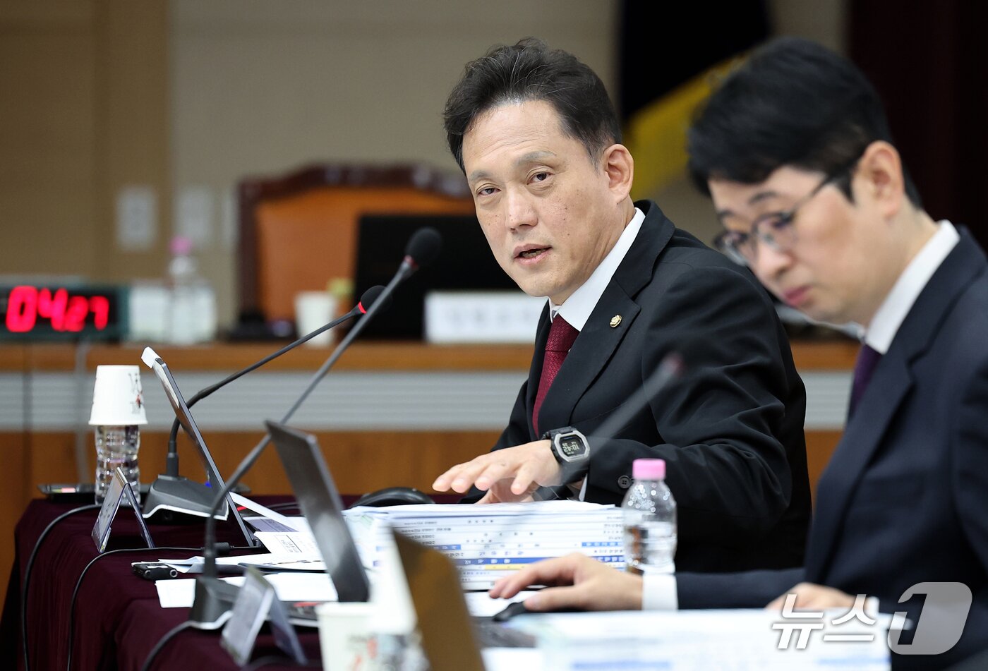 본문 이미지 - 김태규 국민의힘 의원이 20일 대구 수성구 범어동 대구고등법원에서 열린 국회 법제사법위원회(법사위)의 대구고등·지방·가정·회생법원, 부산고등·지방·가정·회생법원, 울산지방·가정법원, 창원지방법원에 대한 2026년도 국정감사에서 질의하고 있다. 2026.10.20 ⓒ 뉴스1 공정식 기자