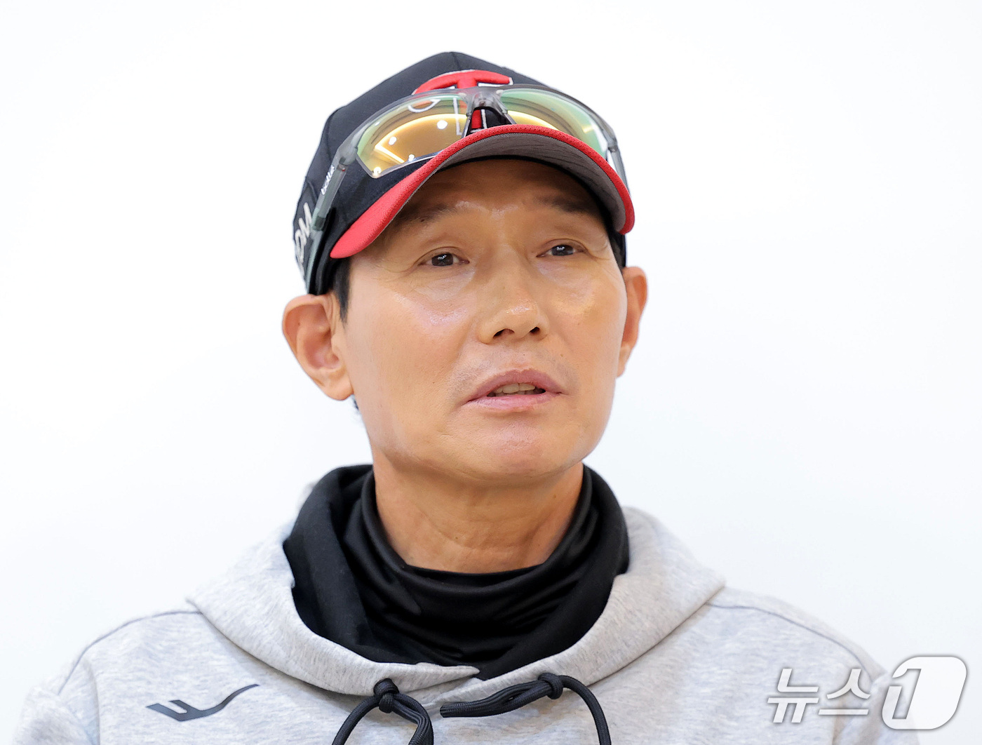 (서울=뉴스1) 박지혜 기자 = 염경엽 LG 트윈스 감독이 20일 서울 잠실야구장에서 KIA 타이거즈와의 KBO 프로야구 포스트시즌 준플레이오프 3차전을 앞두고 취재진 질문에 답변 …