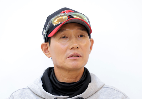 질문에 답하는 염경엽 감독