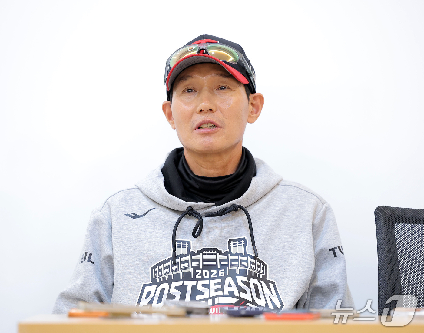 (서울=뉴스1) 박지혜 기자 = 염경엽 LG 트윈스 감독이 20일 서울 잠실야구장에서 KIA 타이거즈와의 KBO 프로야구 포스트시즌 준플레이오프 3차전을 앞두고 취재진 질문에 답변 …