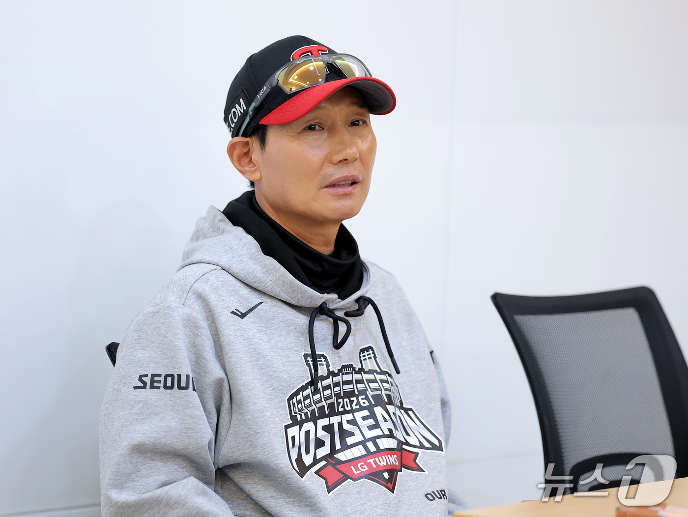 (서울=뉴스1) 박지혜 기자 = 염경엽 LG 트윈스 감독이 20일 서울 잠실야구장에서 KIA 타이거즈와의 KBO 프로야구 포스트시즌 준플레이오프 3차전을 앞두고 취재진 질문에 답변 …