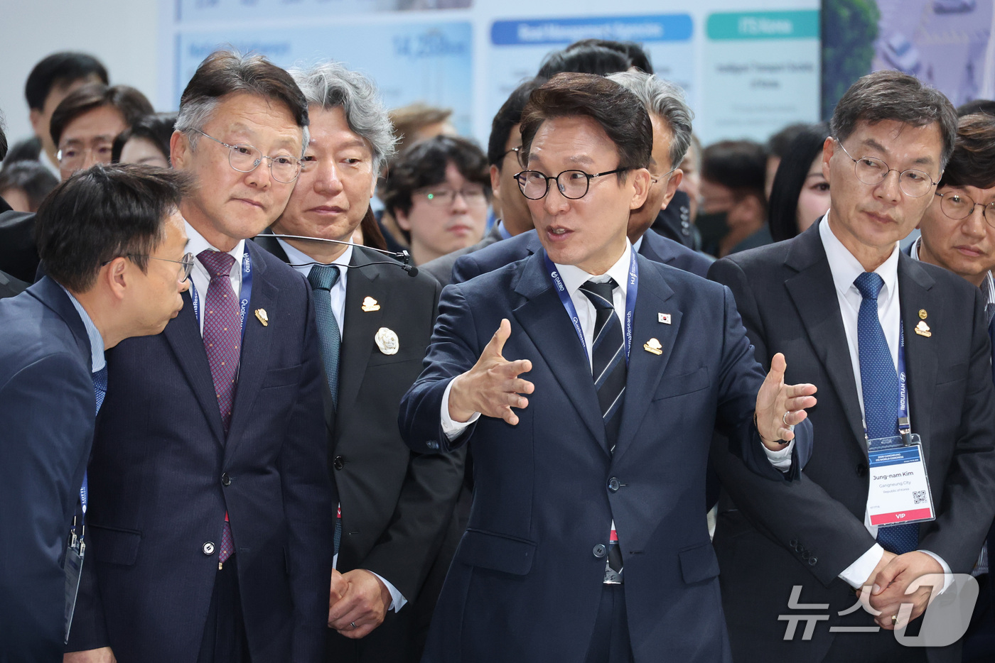 (강릉=뉴스1) 신웅수 기자 = 김민석 더불어민주당 대표가 20일 강릉 스피드스케이팅경기장에서 열린 강릉 ITS 세계총회를 찾아 자율주행차 관계자와 대화하고 있다. 2026.10. …