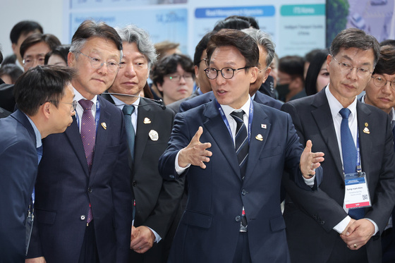 대화나누는 김민석 대표