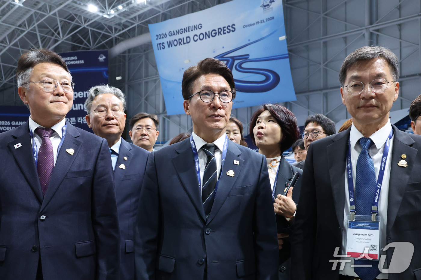 (강릉=뉴스1) 신웅수 기자 = 김민석 더불어민주당 대표가 20일 강릉 스피드스케이팅경기장에서 열린 강릉 ITS 세계총회를 찾아 전시장을 살펴보고 있다. 2026.10.20/뉴스1 …