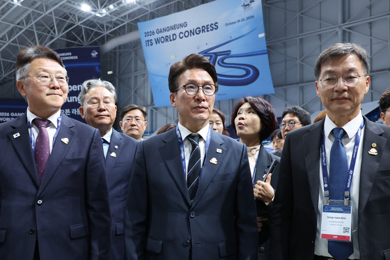 ITS 세계총회 전시장 찾은 김민석 대표