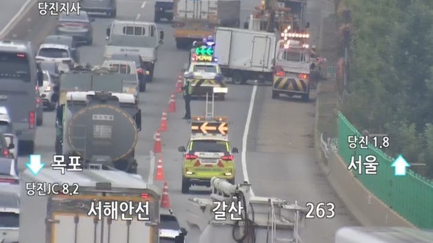 당진 서해안고속도로서 탑차 전도…고구마 200박스' 와르르'