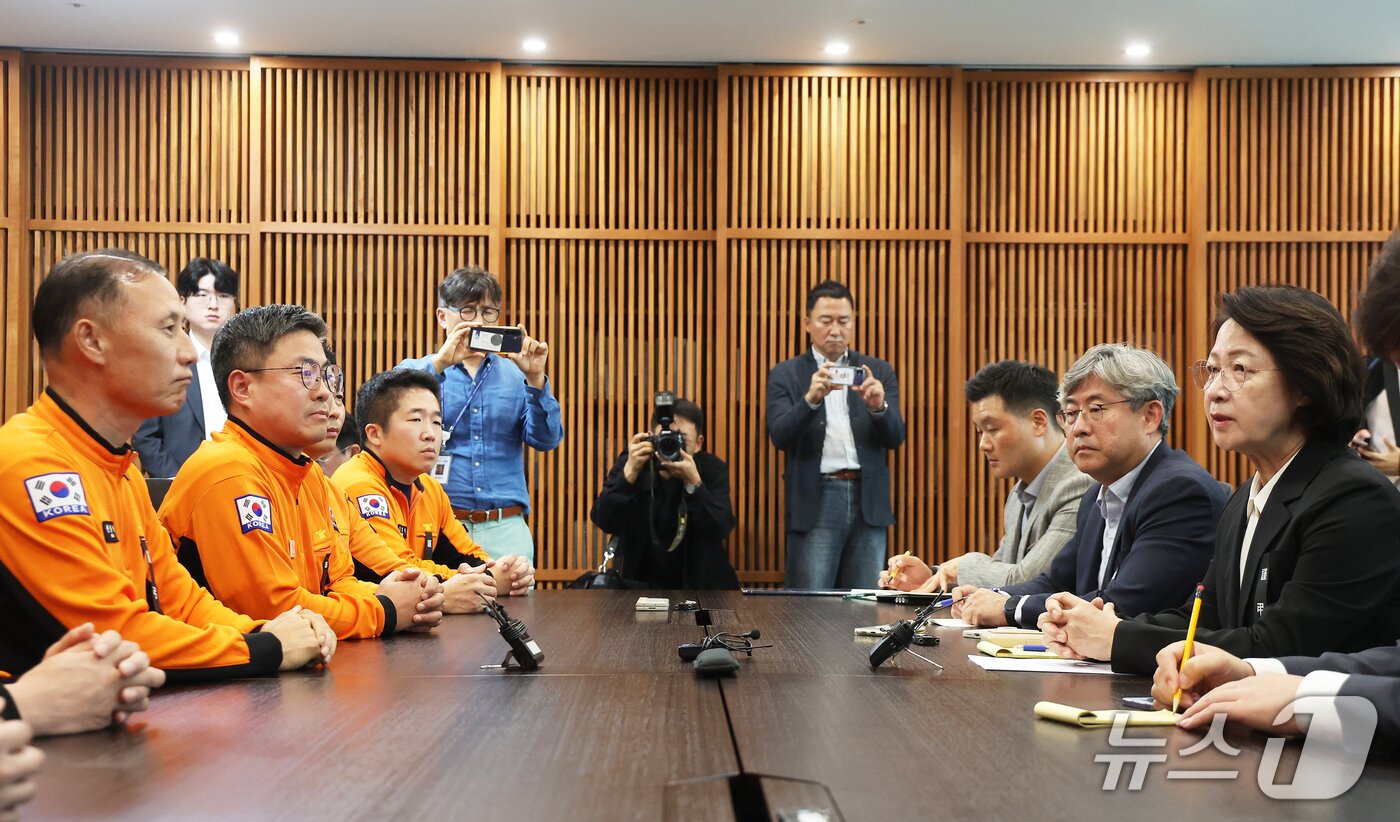 본문 이미지 - 추미애 경기도지사가 20일 경기 수원시 영통구 경기도청 집무실에서 열린 전국공무원노동조합 소방본부 간담회에서 모두발언을 하고 있다. (공동취재) 2026.10.20 ⓒ 뉴스1 김영운 기자