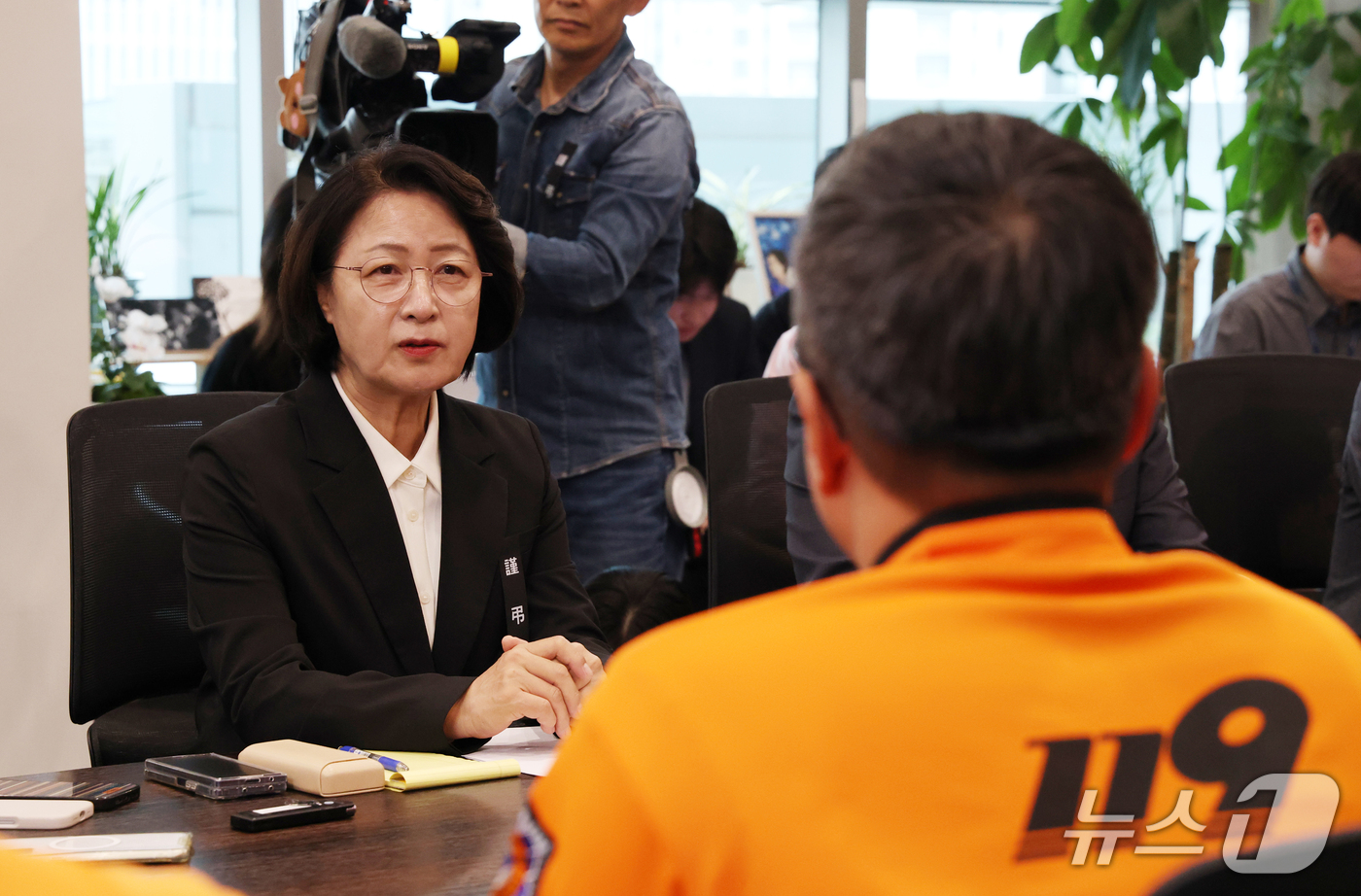 (수원=뉴스1) 김영운 기자 = 추미애 경기도지사가 20일 경기 수원시 영통구 경기도청 집무실에서 열린 전국공무원노동조합 소방본부 간담회에서 모두발언을 하고 있다. 2026.10. …