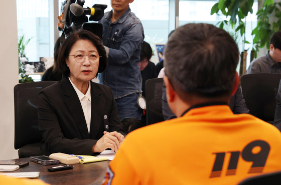 소방관들 만난 추미애 경기도지사