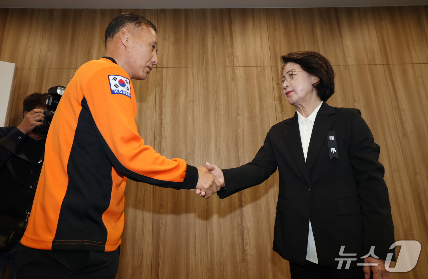 (수원=뉴스1) 김영운 기자 = 추미애 경기도지사가 20일 경기 수원시 영통구 경기도청 집무실에서 열린 전국공무원노동조합 소방본부 간담회에 앞서 소방관들과 악수를 하고 있다. 20 …