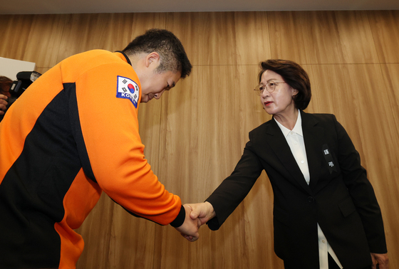 추미애, 소방관들 만나 직접 사과…"잘못된 표현 상처 입혀 죄송"