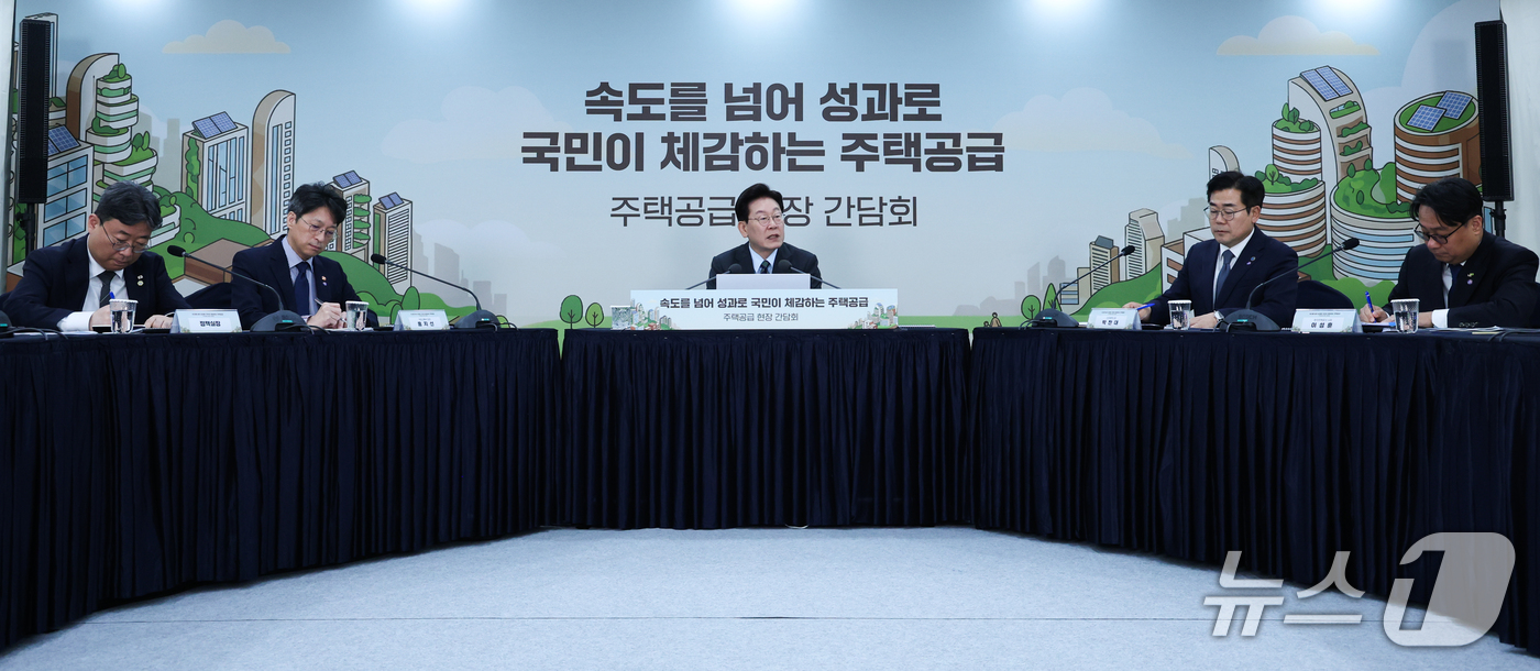 (인천=뉴스1) 이재명 기자 = 이재명 대통령이 20일 인천 계양구 공공주택지구에서 열린 주택공급 현장 간담회에서 발언하고 있다. 2026.10.20/뉴스1
