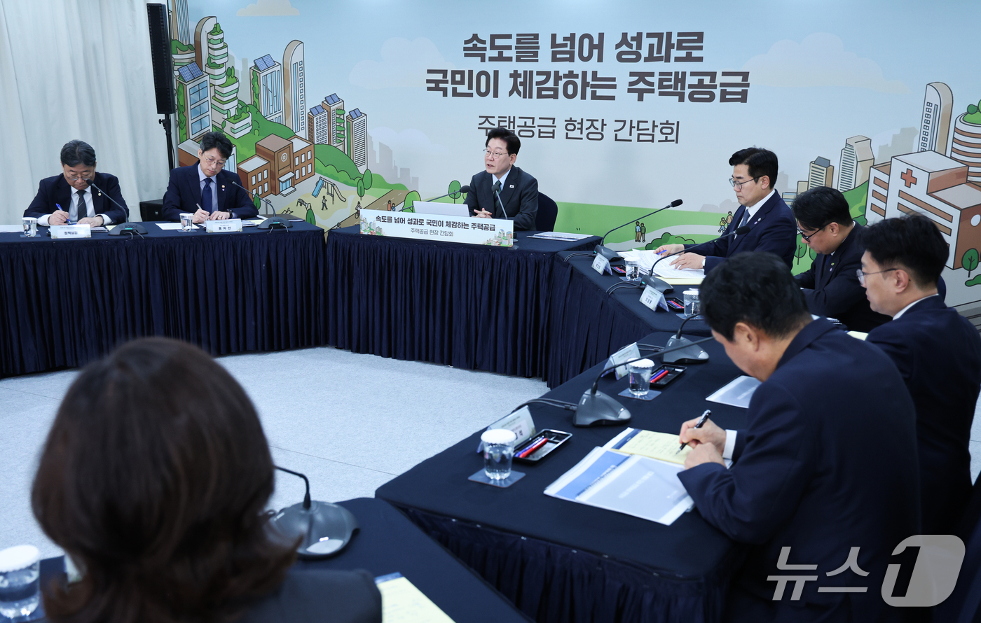 (인천=뉴스1) 이재명 기자 = 이재명 대통령이 20일 인천 계양구 공공주택지구에서 열린 주택공급 현장 간담회에서 발언하고 있다. 2026.10.20/뉴스1