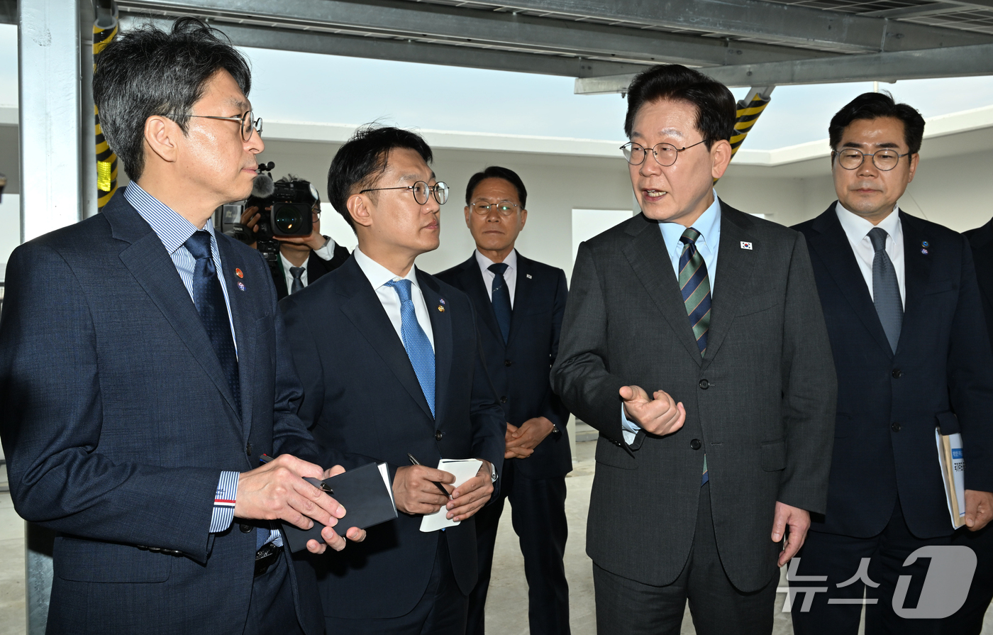 (인천=뉴스1) 이재명 기자 = 이재명 대통령이 20일 인천 계양구 공공주택지구를 찾아 관계자와 3기 신도시에 대한 대화를 하고 있다. 2026.10.20/뉴스1