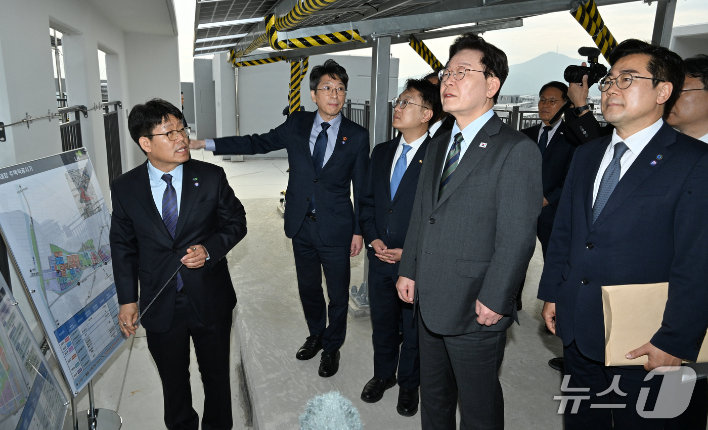 (인천=뉴스1) 이재명 기자 = 이재명 대통령이 20일 인천 계양구 공공주택지구를 찾아 관계자로부터 3기 신도시에 대한 설명을 듣고 있다. 2026.10.20/뉴스1