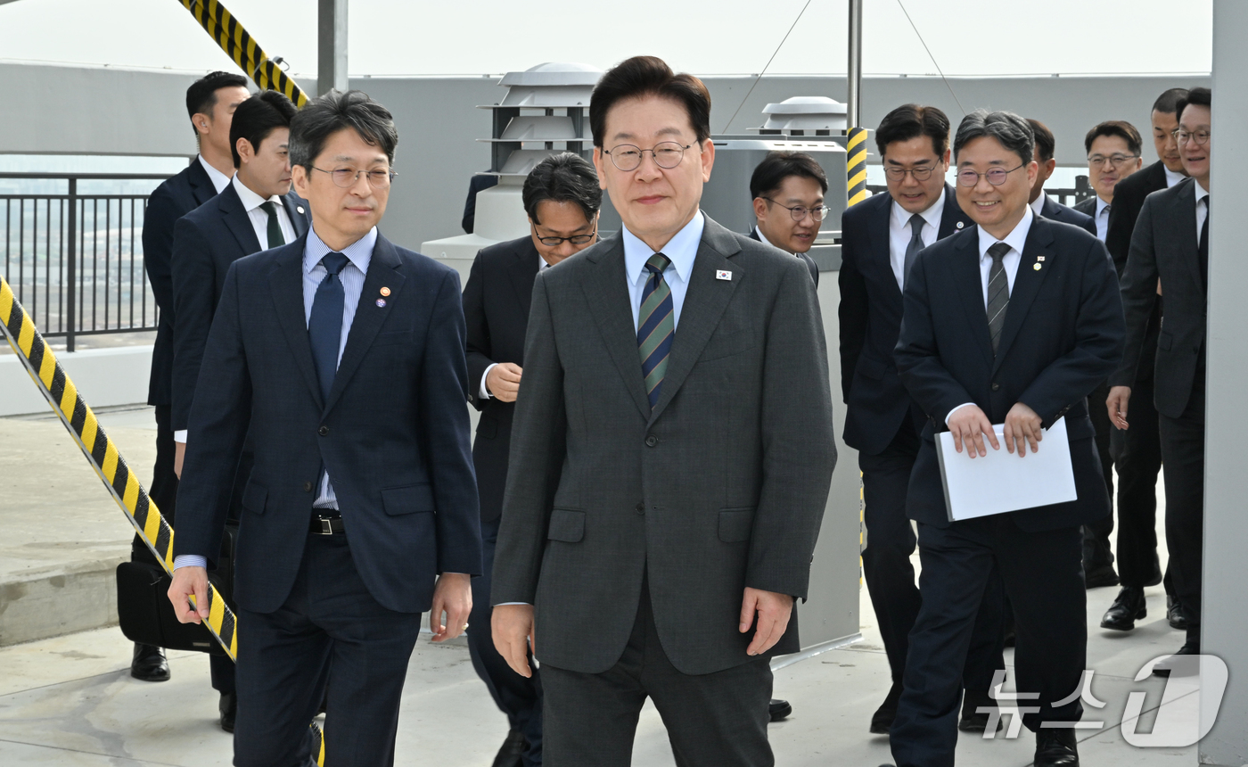 (인천=뉴스1) 이재명 기자 = 이재명 대통령이 20일 인천 계양구 공공주택지구를 찾아 3기 신도시 현장 시찰을 하고 있다. 2026.10.20/뉴스1